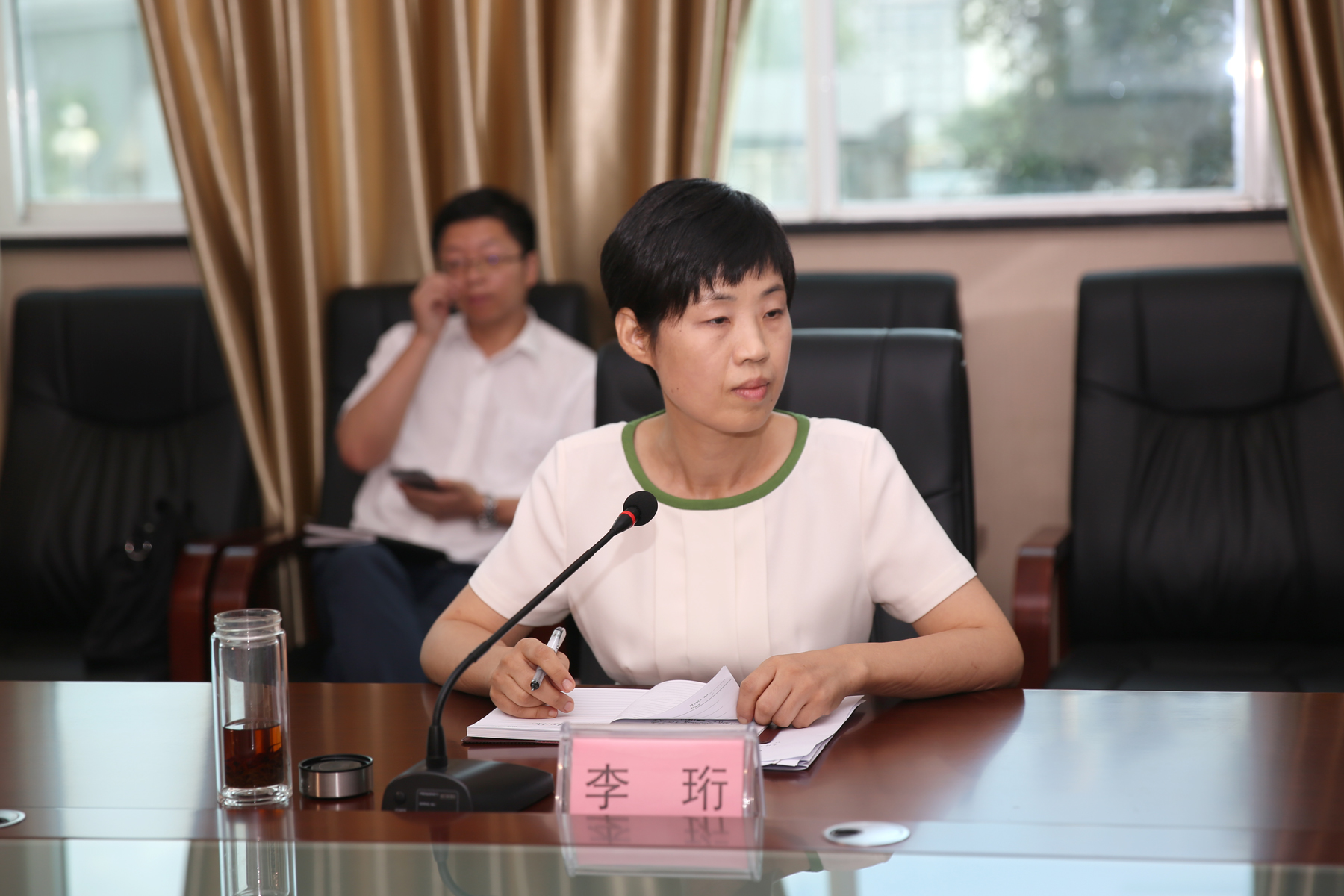 3.副市长李珩主持座谈会.JPG